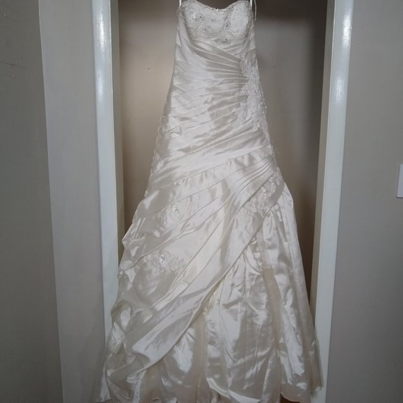 NWT Bonny Style 122 Wedding Gown Size 6 - Picture 6 of 8
